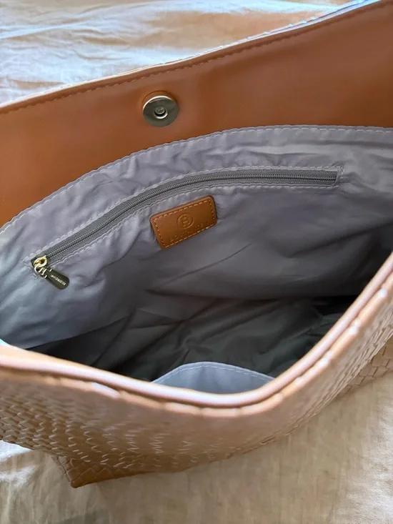 Woven faux Leather Shoulder Bag in Tan - Picture 4 of 5